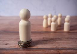 鲸觀(guān)察(chá)｜券商首席知識(shí)变现“花(huā)样多”：转战知識(shí)星(xīng)球一周进賬(zhàng)數(shù)百万、签约MCN财经博主“出(chū)道(dào)”吃流量饭