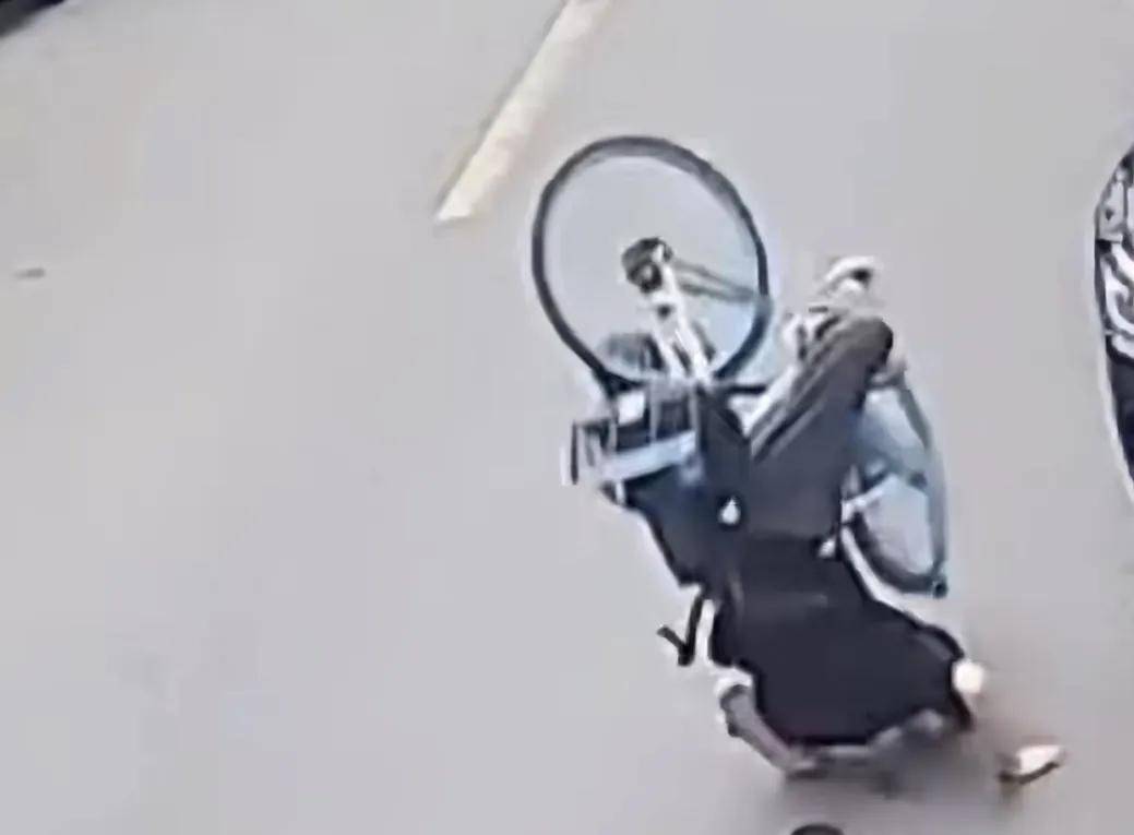 骑行中自动落锁竟因一码多车违投，共享单车为赚钱将用户生命当儿戏？